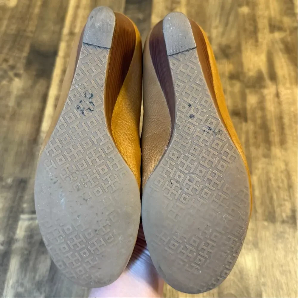 Tory Burch Sally Wedge Pebbled Leather Heel Gold Logo Medallion Round Women's 8M